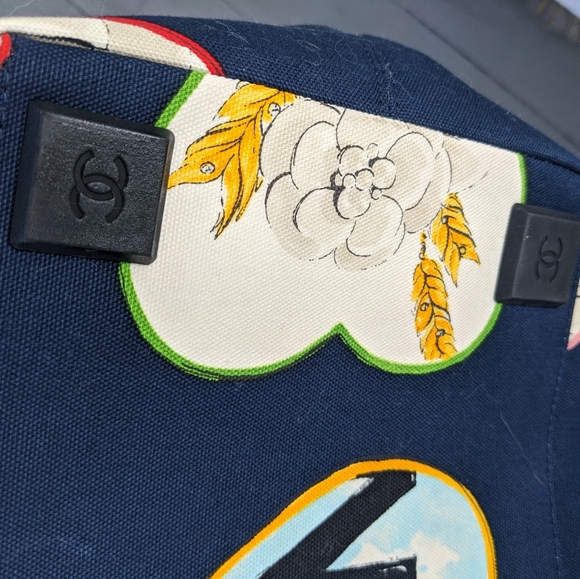 Chanel Valentine vintage tote featuring Chanel charms design motif - Picture 7 of 16